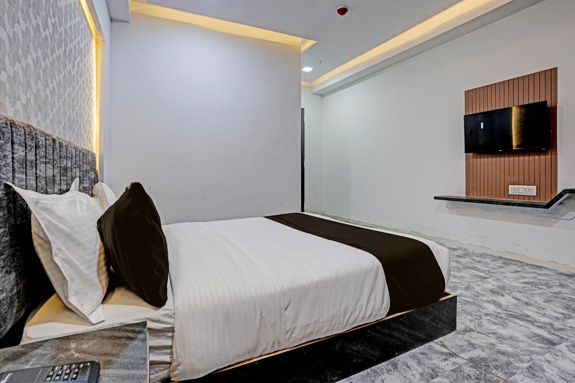 Hotel O Star Galaxy Surat Exterior foto