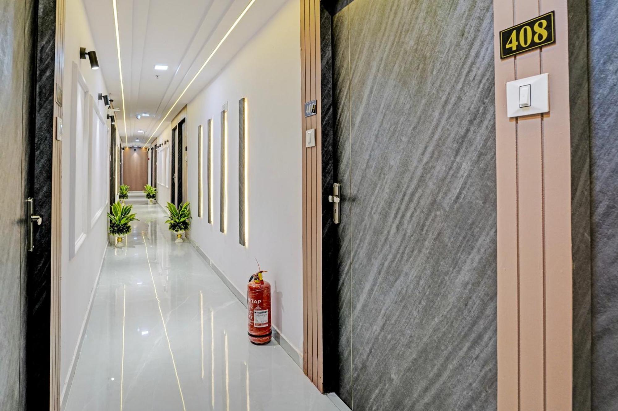 Hotel O Star Galaxy Surat Exterior foto